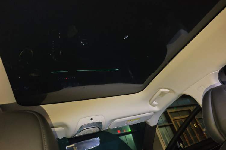 Used VOYAH FREE 2023 Four-Wheel Drive Extended-Range Model with Ultra-Long Range Headliner