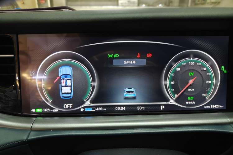 Used VOYAH FREE 2023 Four-Wheel Drive Extended-Range Model with Ultra-Long Range Instrument Cluster