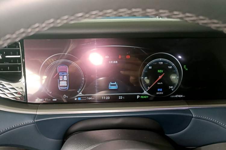 Used VOYAH FREE 2023 Four-Wheel Drive Extended-Range Model with Ultra-Long Range Instrument Cluster