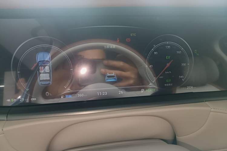 Used VOYAH FREE 2023 Four-Wheel Drive Extended-Range Model with Ultra-Long Range Instrument Cluster