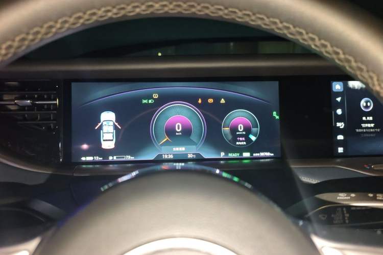 Used VOYAH FREE 2023 Four-Wheel Drive Extended-Range Model with Ultra-Long Range Instrument Cluster