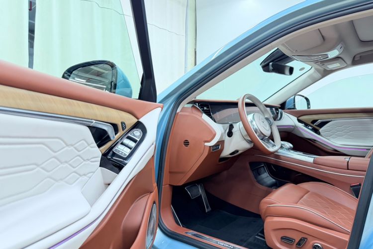 Used VOYAH FREE 2023 Four-Wheel Drive Extended-Range Model with Ultra-Long Range Interior 2