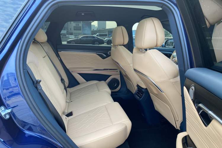 Used VOYAH FREE 2023 Four-Wheel Drive Extended-Range Model with Ultra-Long Range Interior 2