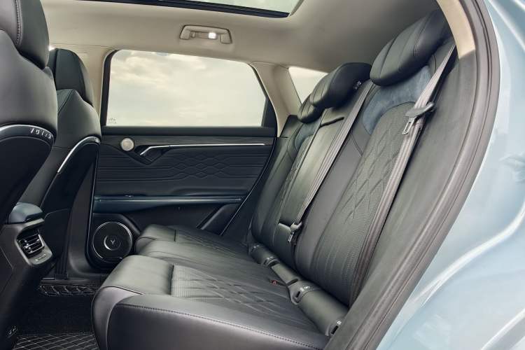 Used VOYAH FREE 2023 Four-Wheel Drive Extended-Range Model with Ultra-Long Range Interior 2