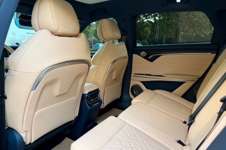 Used VOYAH FREE 2023 Four-Wheel Drive Extended-Range Model with Ultra-Long Range Interior 4