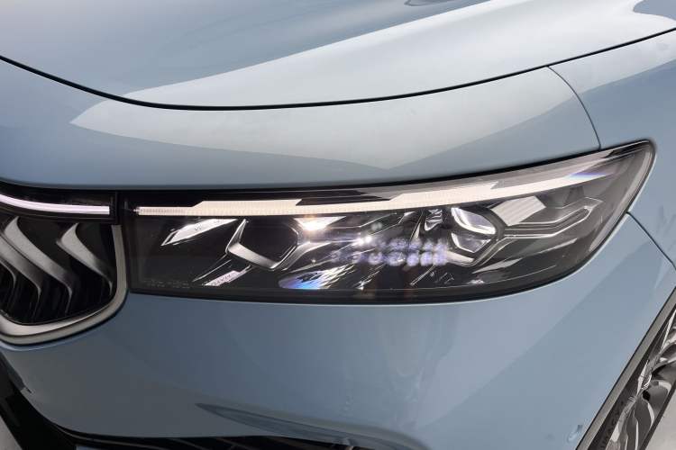 Used VOYAH FREE 2023 Four-Wheel Drive Extended-Range Model with Ultra-Long Range Left Front Headlight