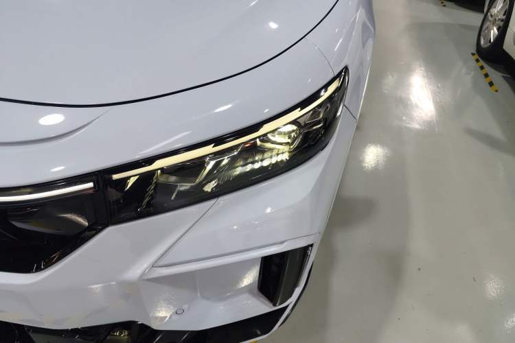 Used VOYAH FREE 2023 Four-Wheel Drive Extended-Range Model with Ultra-Long Range Left Front Headlight