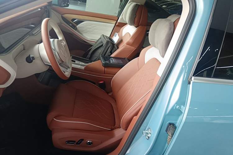 Used VOYAH FREE 2023 Four-Wheel Drive Extended-Range Model with Ultra-Long Range Left Front Seat