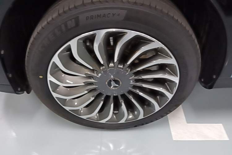 Used VOYAH FREE 2023 Four-Wheel Drive Extended-Range Model with Ultra-Long Range Left Front Wheel Hub
