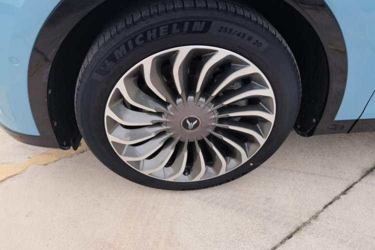 Used VOYAH FREE 2023 Four-Wheel Drive Extended-Range Model with Ultra-Long Range Left Front Wheel Hub