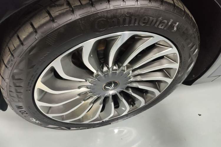 Used VOYAH FREE 2023 Four-Wheel Drive Extended-Range Model with Ultra-Long Range Left Front Wheel Hub