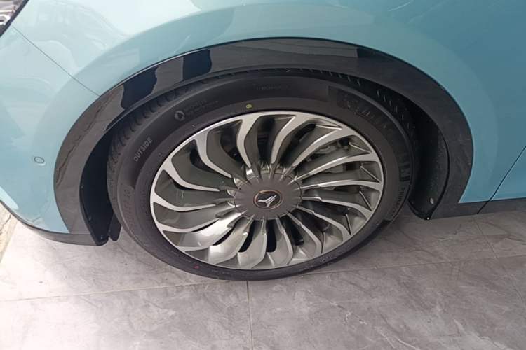 Used VOYAH FREE 2023 Four-Wheel Drive Extended-Range Model with Ultra-Long Range Left Front Wheel Hub