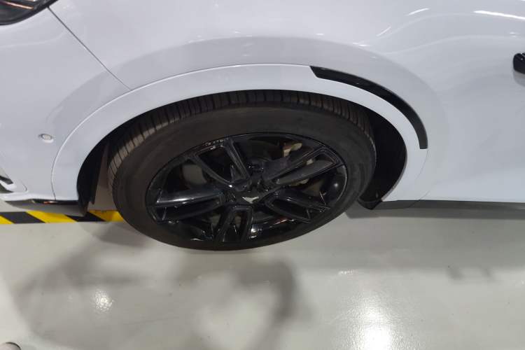 Used VOYAH FREE 2023 Four-Wheel Drive Extended-Range Model with Ultra-Long Range Left Front Wheel Hub