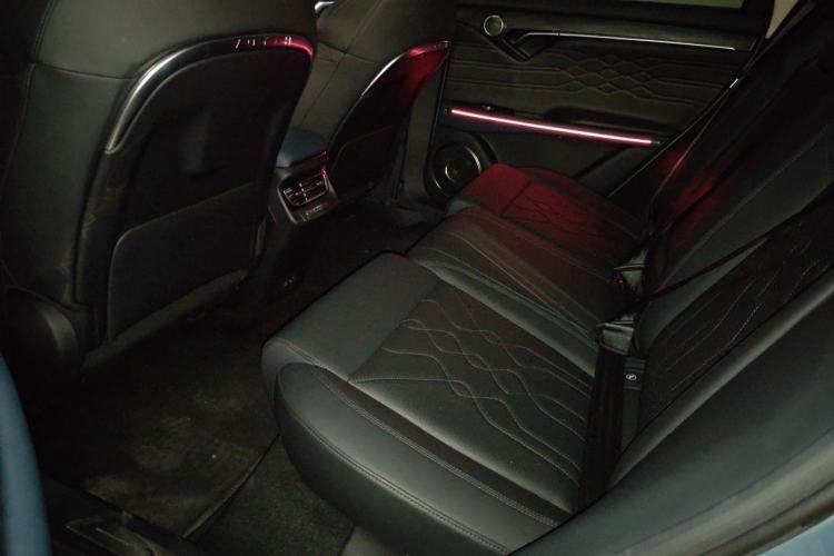 Used VOYAH FREE 2023 Four-Wheel Drive Extended-Range Model with Ultra-Long Range Left Rear Seat