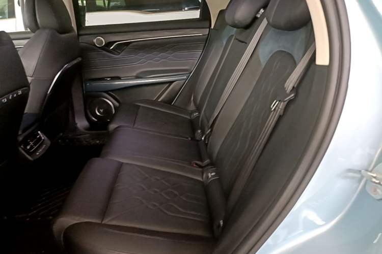 Used VOYAH FREE 2023 Four-Wheel Drive Extended-Range Model with Ultra-Long Range Left Rear Seat