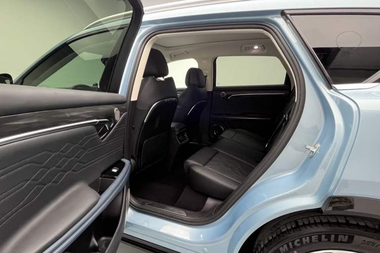 Used VOYAH FREE 2023 Four-Wheel Drive Extended-Range Model with Ultra-Long Range Left Rear Seat