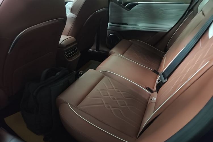 Used VOYAH FREE 2023 Four-Wheel Drive Extended-Range Model with Ultra-Long Range Left Rear Seat