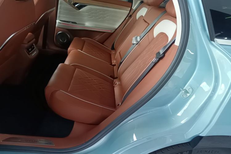 Used VOYAH FREE 2023 Four-Wheel Drive Extended-Range Model with Ultra-Long Range Left Rear Seat