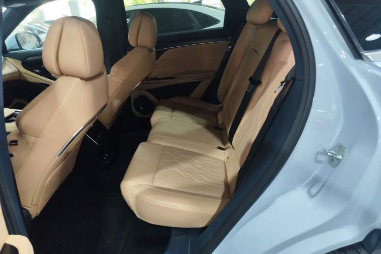 Used VOYAH FREE 2023 Four-Wheel Drive Extended-Range Model with Ultra-Long Range Left Rear Seat