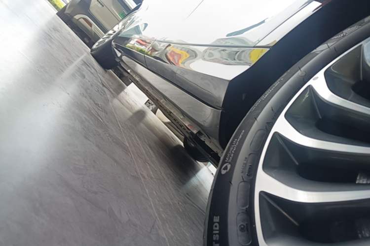 Used VOYAH FREE 2023 Four-Wheel Drive Extended-Range Model with Ultra-Long Range Left Side Sill
