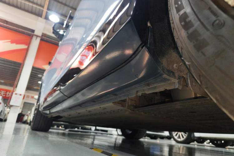 Used VOYAH FREE 2023 Four-Wheel Drive Extended-Range Model with Ultra-Long Range Left Side Sill