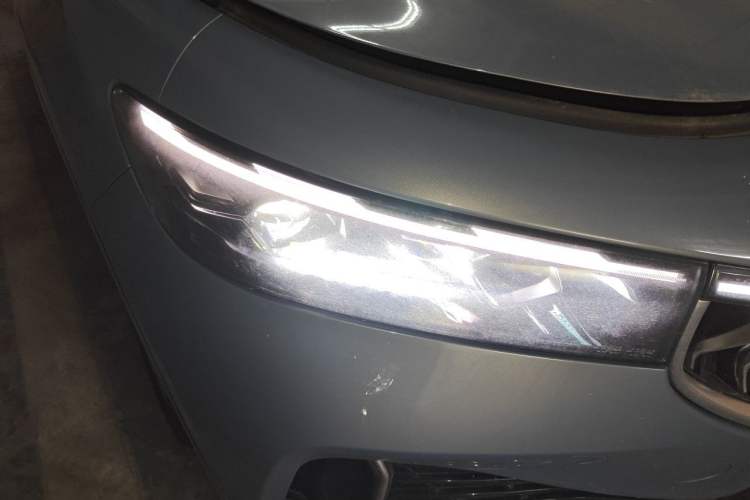 Used VOYAH FREE 2023 Four-Wheel Drive Extended-Range Model with Ultra-Long Range Right Front Headlight