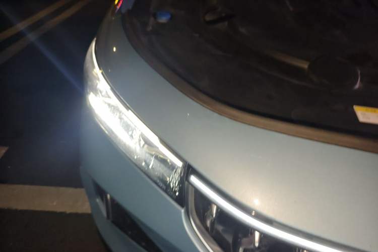 Used VOYAH FREE 2023 Four-Wheel Drive Extended-Range Model with Ultra-Long Range Right Front Headlight