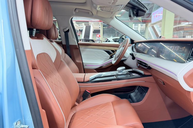 Used VOYAH FREE 2023 Four-Wheel Drive Extended-Range Model with Ultra-Long Range Right Front Seat