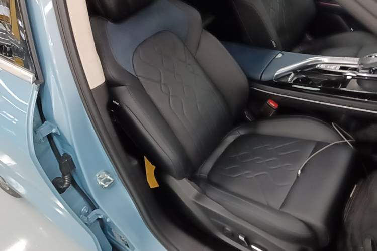 Used VOYAH FREE 2023 Four-Wheel Drive Extended-Range Model with Ultra-Long Range Right Front Seat