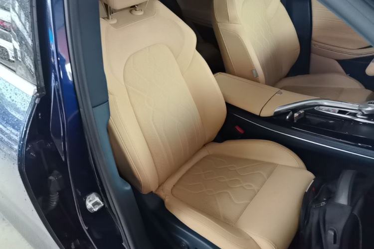 Used VOYAH FREE 2023 Four-Wheel Drive Extended-Range Model with Ultra-Long Range Right Front Seat