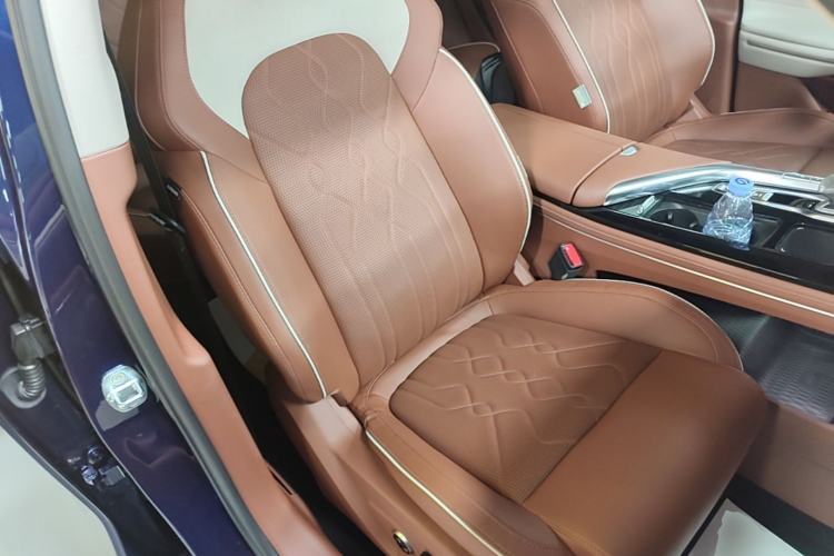 Used VOYAH FREE 2023 Four-Wheel Drive Extended-Range Model with Ultra-Long Range Right Front Seat