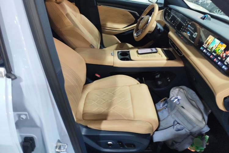 Used VOYAH FREE 2023 Four-Wheel Drive Extended-Range Model with Ultra-Long Range Right Front Seat
