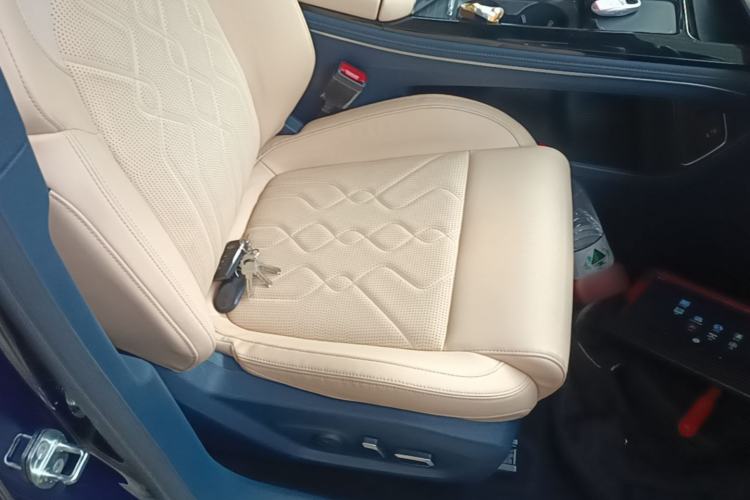 Used VOYAH FREE 2023 Four-Wheel Drive Extended-Range Model with Ultra-Long Range Right Front Seat