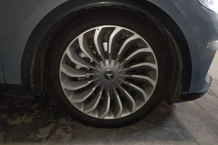 Used VOYAH FREE 2023 Four-Wheel Drive Extended-Range Model with Ultra-Long Range Right Front Wheel Hub