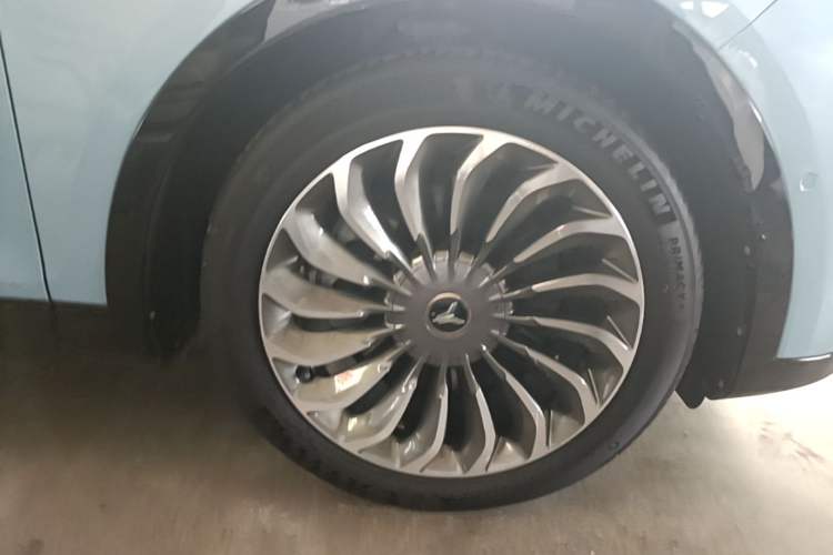 Used VOYAH FREE 2023 Four-Wheel Drive Extended-Range Model with Ultra-Long Range Right Front Wheel Hub