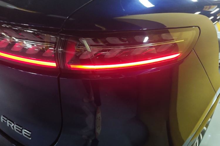 Used VOYAH FREE 2023 Four-Wheel Drive Extended-Range Model with Ultra-Long Range Right Rear Taillight