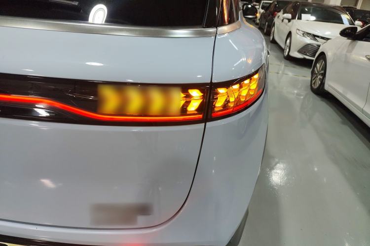 Used VOYAH FREE 2023 Four-Wheel Drive Extended-Range Model with Ultra-Long Range Right Rear Taillight