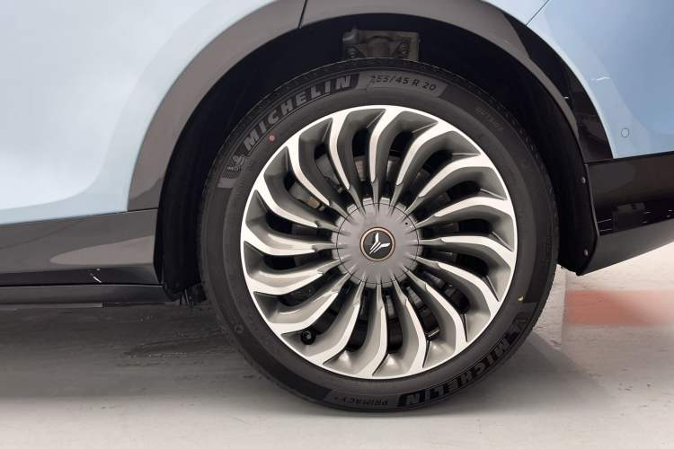 Used VOYAH FREE 2023 Four-Wheel Drive Extended-Range Model with Ultra-Long Range Right Rear Wheel Hub