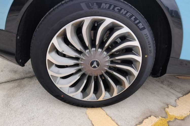 Used VOYAH FREE 2023 Four-Wheel Drive Extended-Range Model with Ultra-Long Range Right Rear Wheel Hub