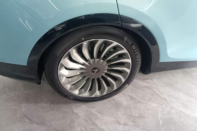 Used VOYAH FREE 2023 Four-Wheel Drive Extended-Range Model with Ultra-Long Range Right Rear Wheel Hub