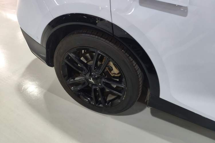 Used VOYAH FREE 2023 Four-Wheel Drive Extended-Range Model with Ultra-Long Range Right Rear Wheel Hub
