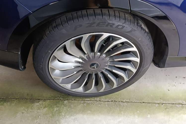 Used VOYAH FREE 2023 Four-Wheel Drive Extended-Range Model with Ultra-Long Range Right Rear Wheel Hub