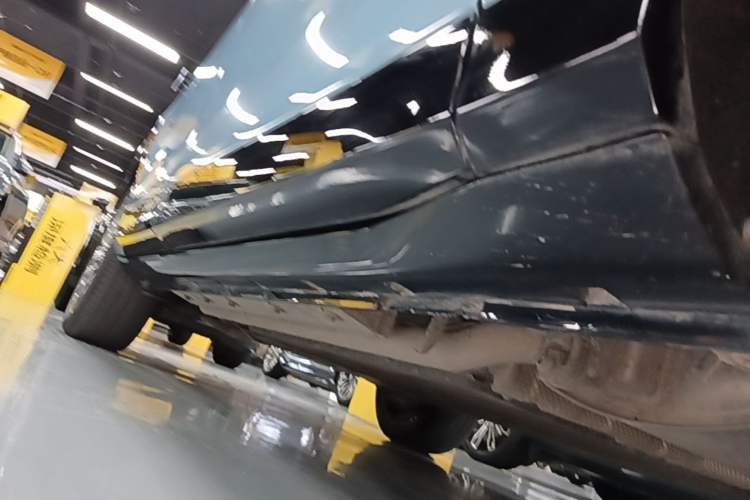 Used VOYAH FREE 2023 Four-Wheel Drive Extended-Range Model with Ultra-Long Range Right Side Sill