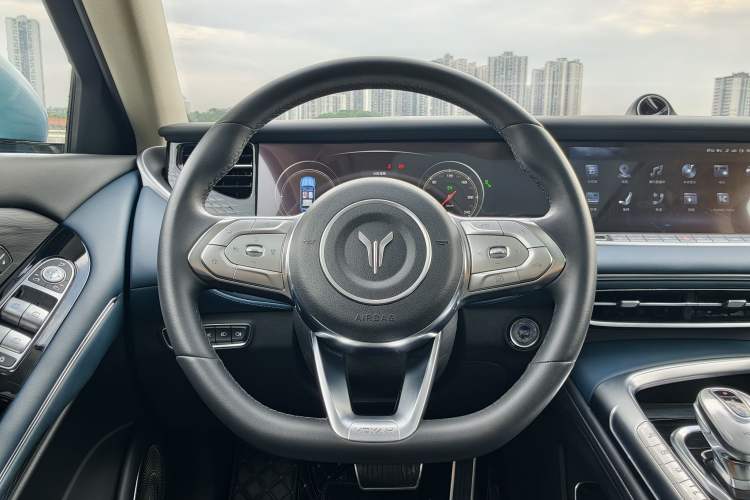 Used VOYAH FREE 2023 Four-Wheel Drive Extended-Range Model with Ultra-Long Range Steering Wheel