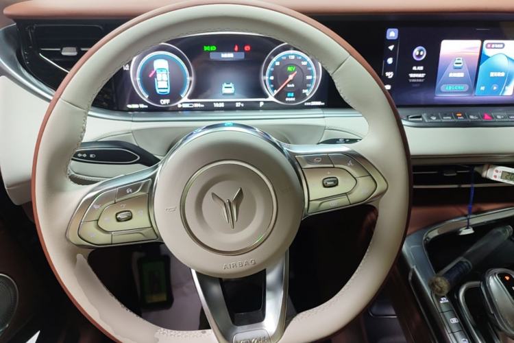Used VOYAH FREE 2023 Four-Wheel Drive Extended-Range Model with Ultra-Long Range Steering Wheel