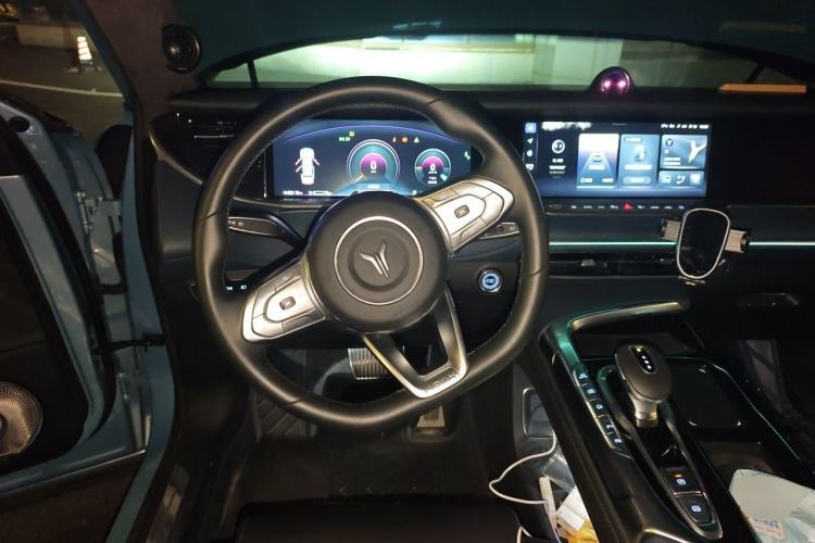 Used VOYAH FREE 2023 Four-Wheel Drive Extended-Range Model with Ultra-Long Range Steering Wheel