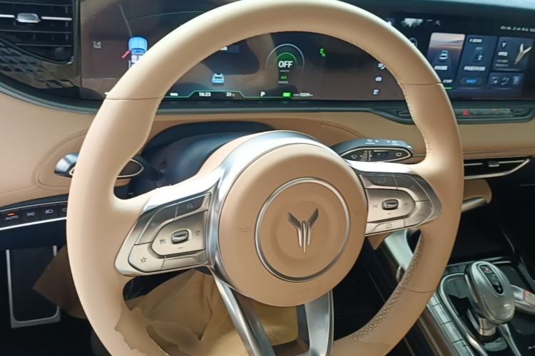 Used VOYAH FREE 2023 Four-Wheel Drive Extended-Range Model with Ultra-Long Range Steering Wheel