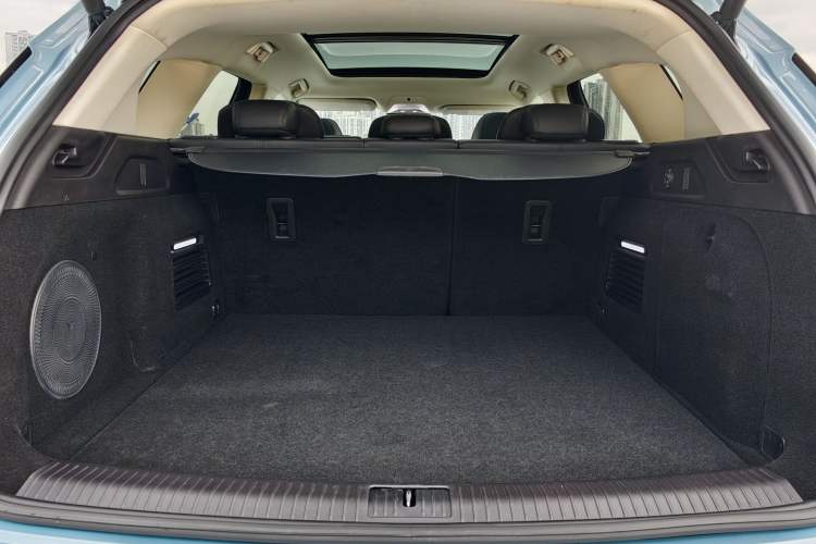 Used VOYAH FREE 2023 Four-Wheel Drive Extended-Range Model with Ultra-Long Range Trunk