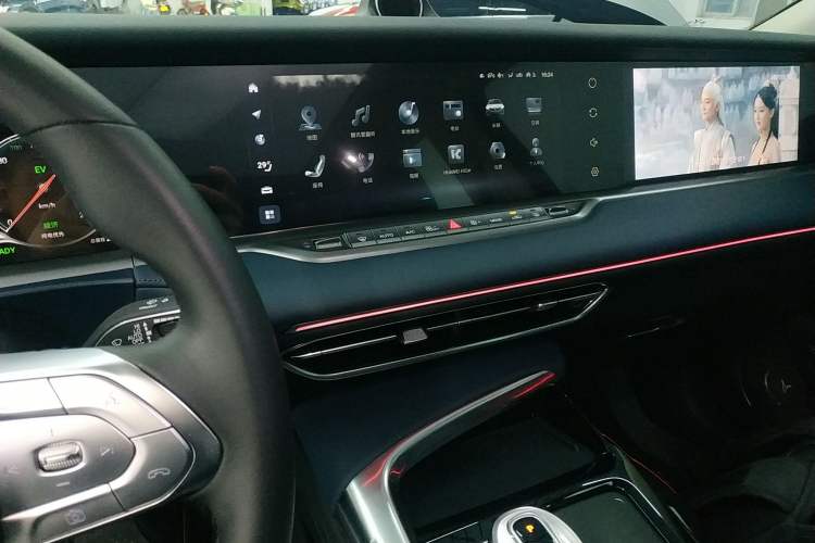 Used VOYAH FREE 2023 Four-Wheel Drive Extended-Range Model with Ultra-Long Range Audio And AC Panel