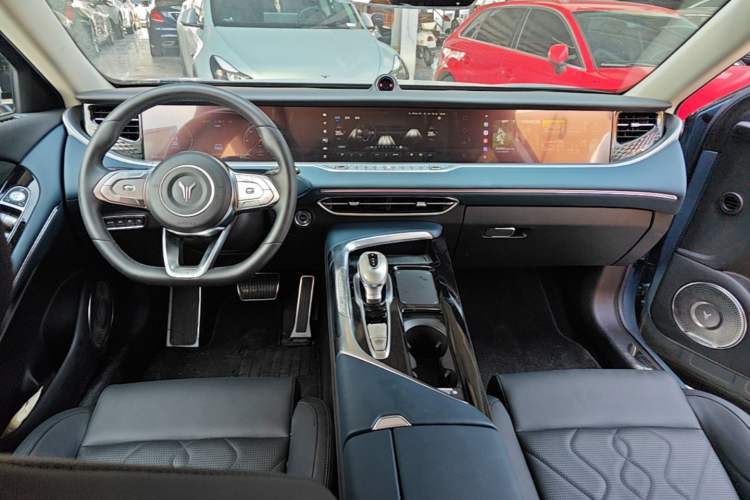 Used VOYAH FREE 2023 Four-Wheel Drive Extended-Range Model with Ultra-Long Range Center Console